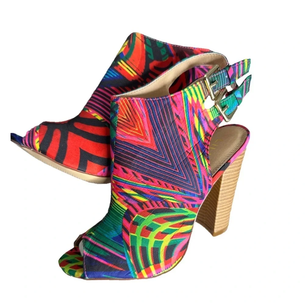 NEW Liliana 5” Psychedelic Pop Disco Double Buckle Fabric Peep Toe Pumps - Picture 1 of 5